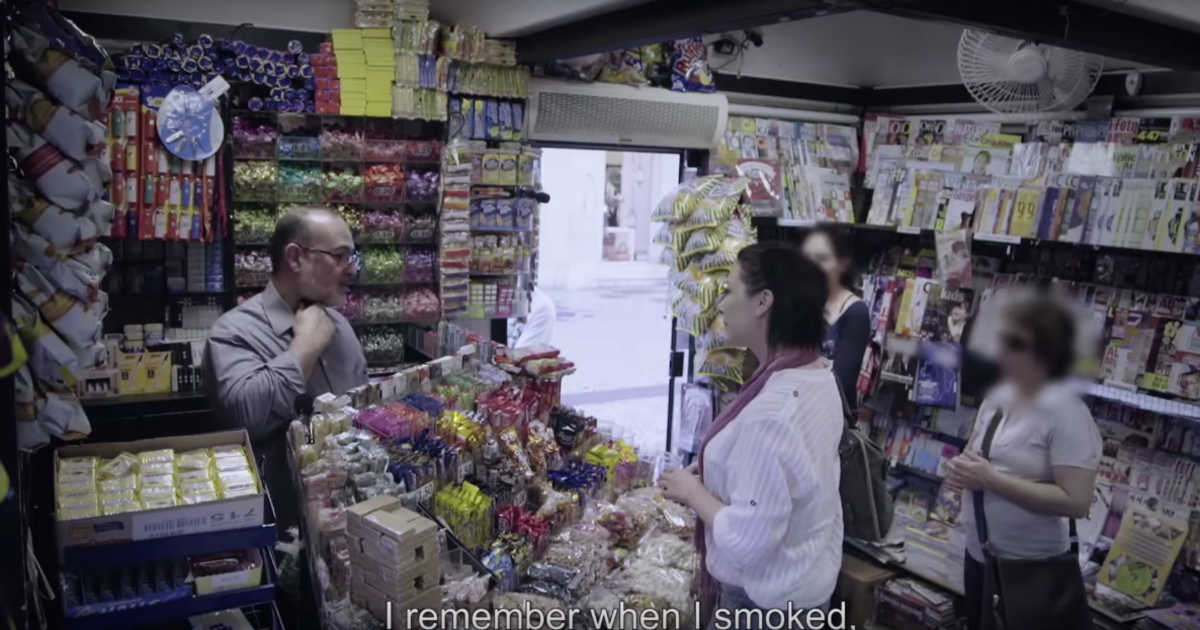 В бразильской соцрекламе бывший курильщик оказался за сигаретным прилавком.