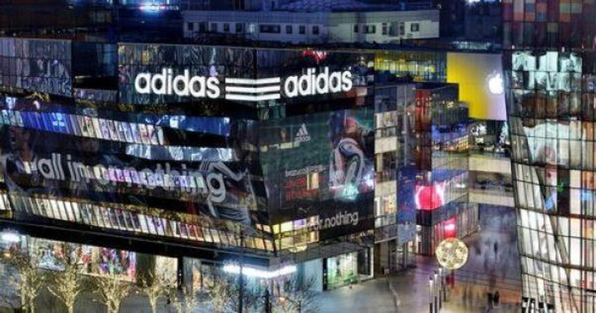 Adidas откажется от пластиковых пакетов в своих магазинах.
