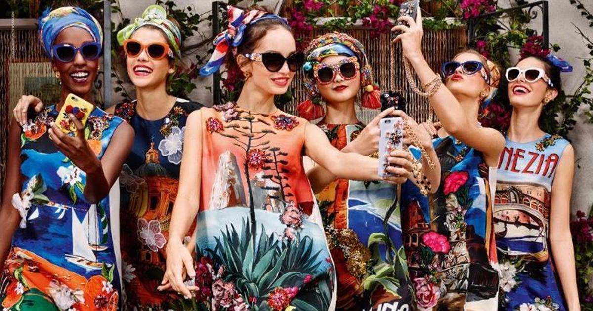 Модели заняты сэлфи в рекламной кампании Dolce &#038; Gabbana.
