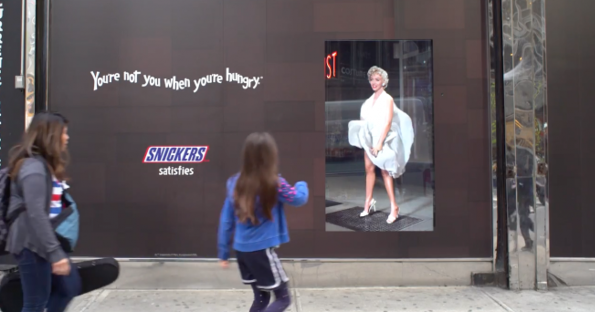 Мерилин Монро ругает прохожих, рекламируя Snickers.