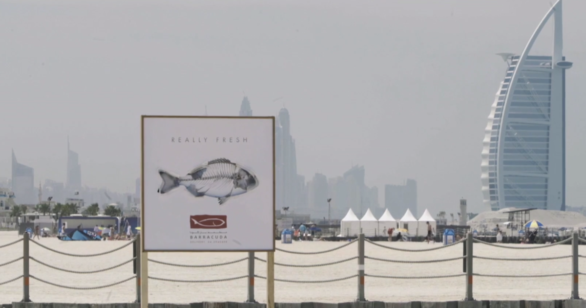 Ресторан прорекламировал свежесть морепродуктов съедобным билбордом.