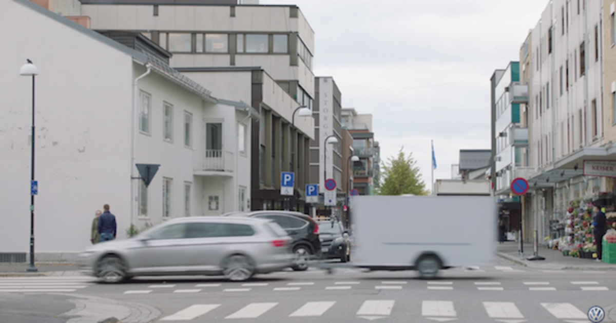 Volkswagen ошеломил пешеходов, маневрируя с трейлером задним ходом.