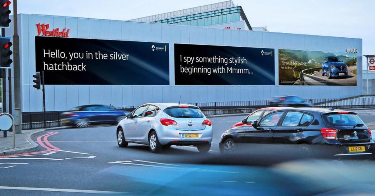 Renault показывает таргетированную рекламу на дорогах.