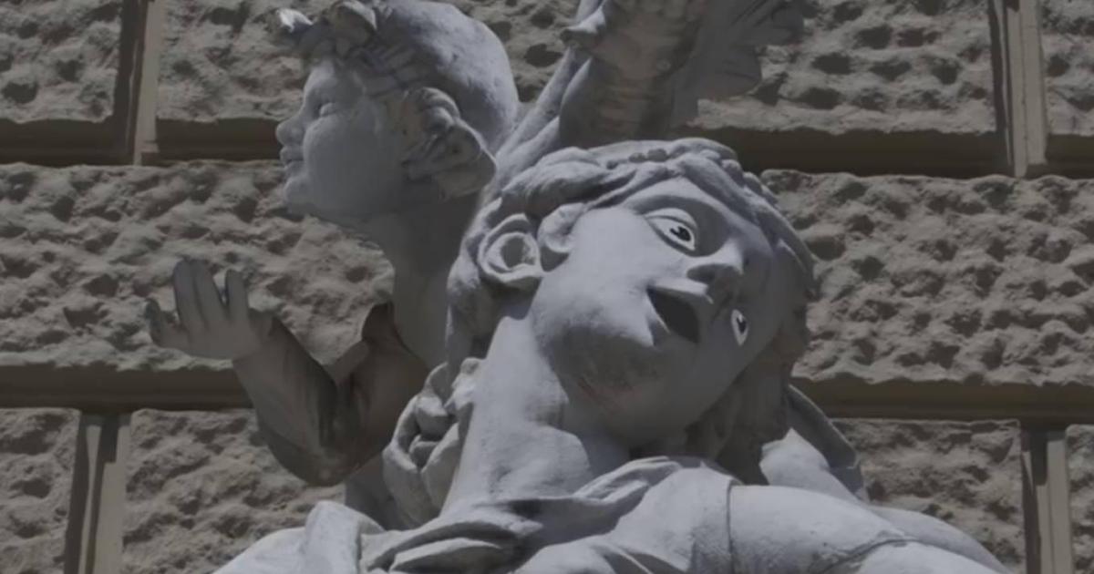 Одесские статуи заговорили в юмористическом ролике банка.