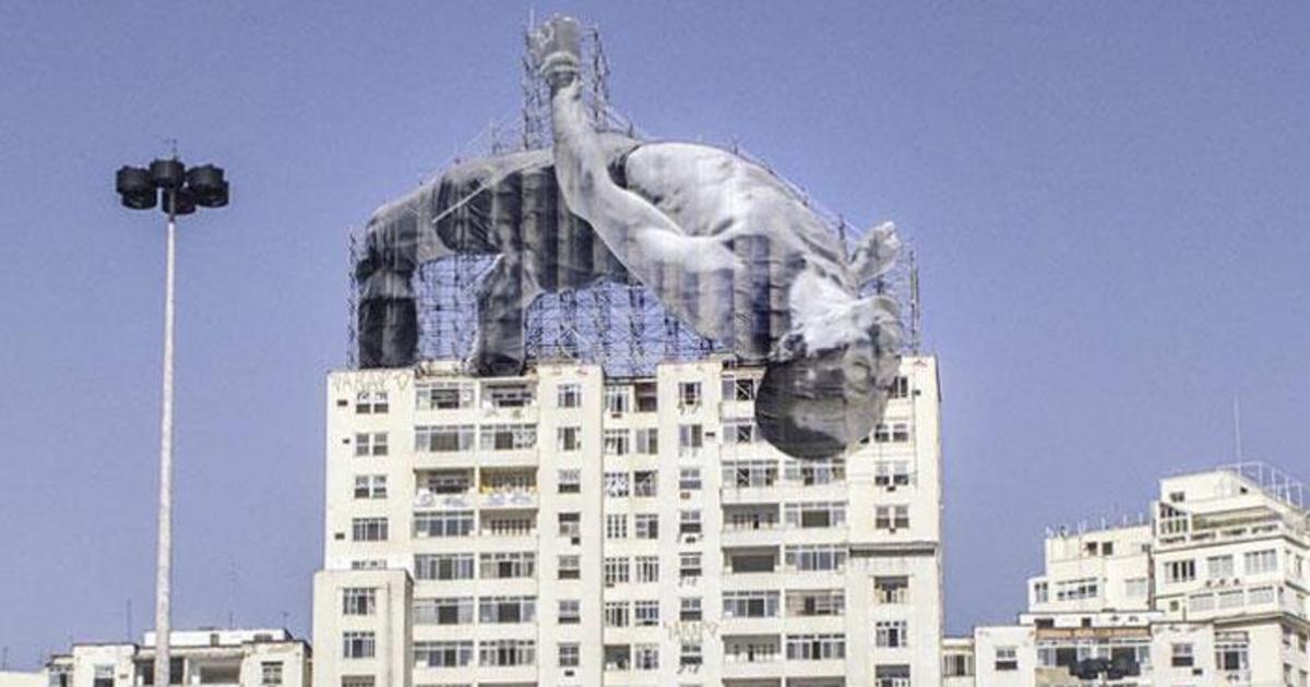 Рио украсили огромные скульптуры спортсменов.
