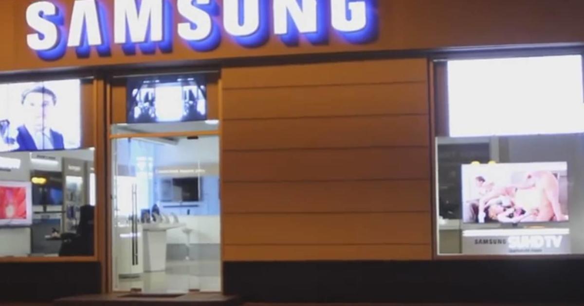 UPD. Секс и город: на витрине Samsung в Киеве показали порно.