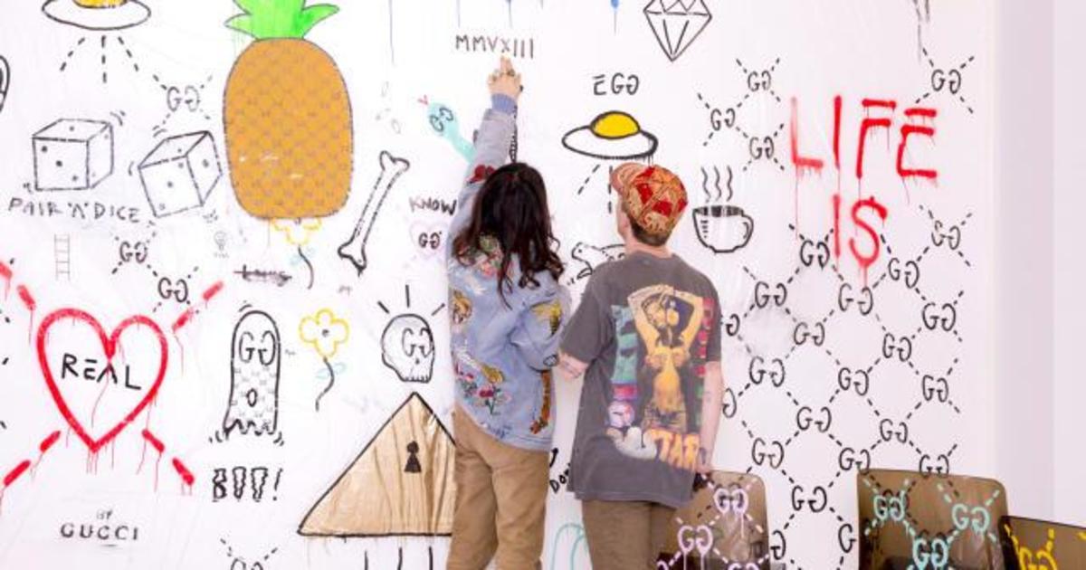 Граффити-художник полностью расписал бутик Gucci в центре Манхэттена.