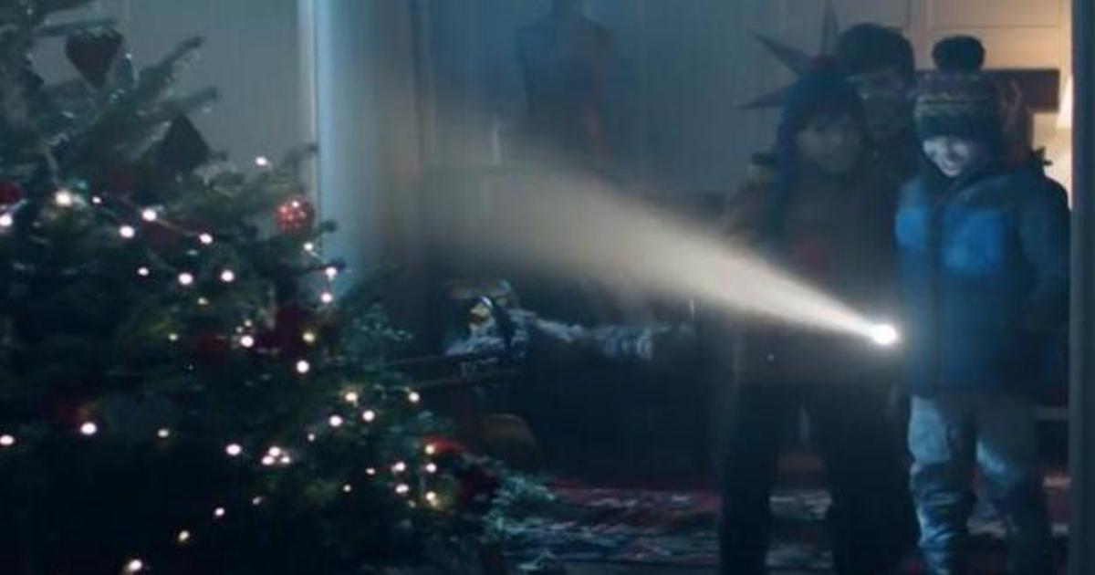 Дети крадут елку в рождественском ролике DDB Brussels.