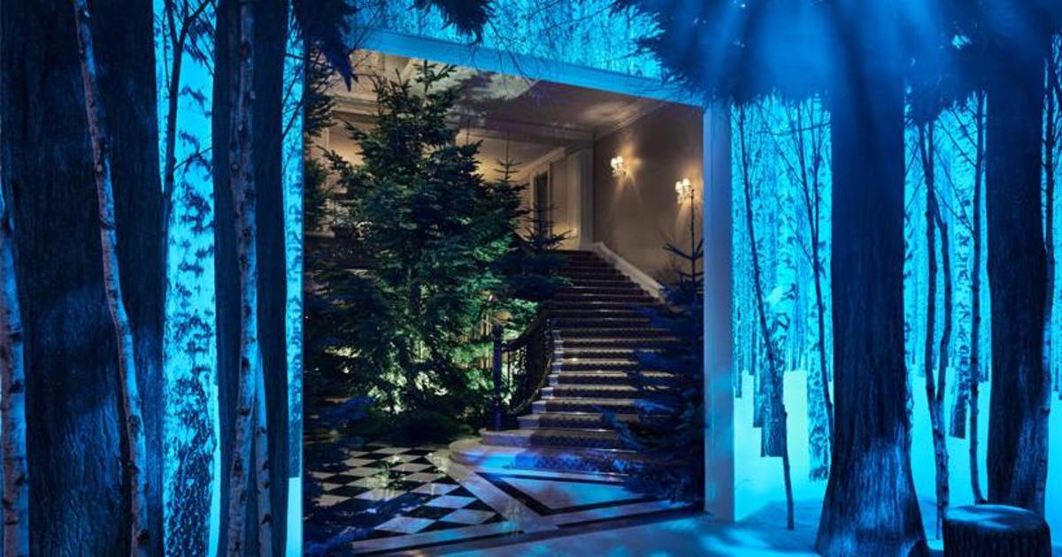Дизайнеры Apple украсили новогоднюю елку отеля.