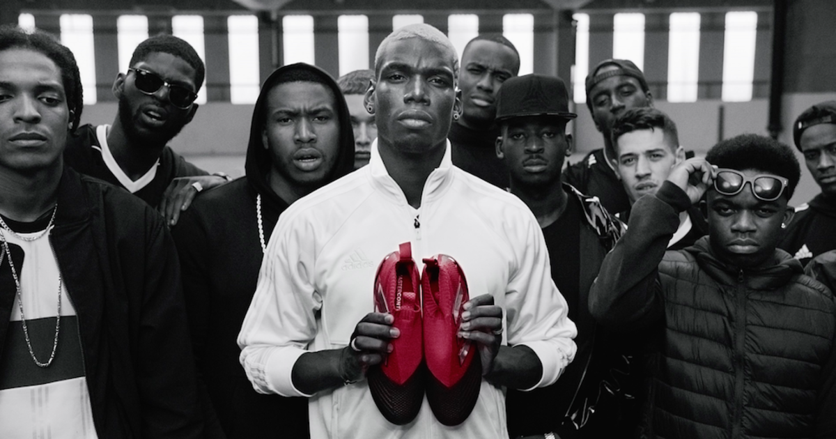 Adidas рекламирует красные кроссовки с акцентом на индивидуальность.
