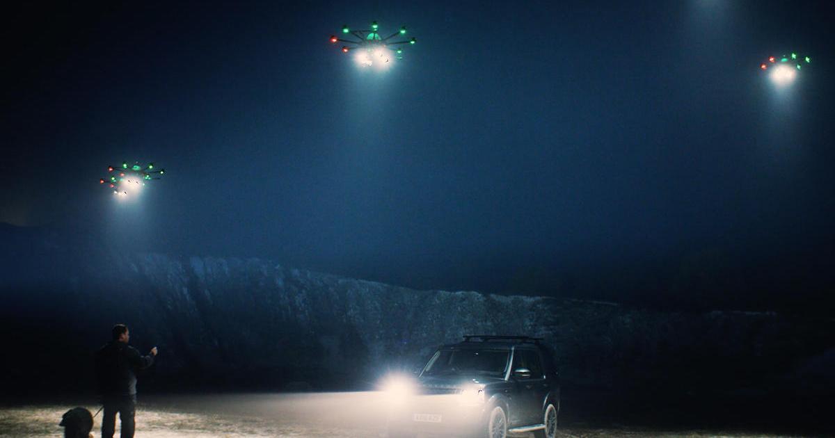 Страхования компания тестирует использование дронов для освещения дороги.