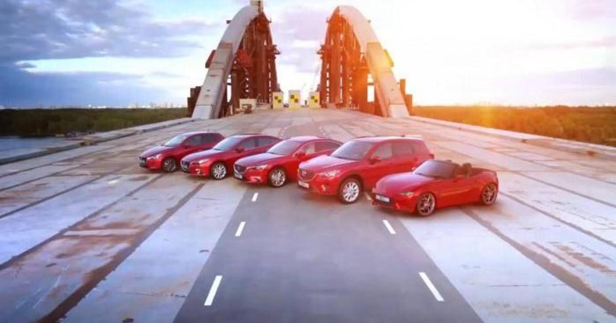 Mazda использовала недостроенный мост в Киеве для зрелищной рекламы.