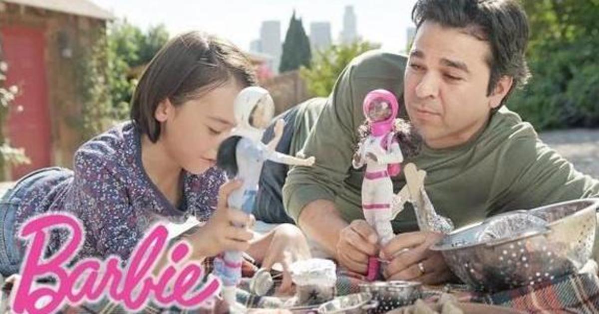 Mattel показала отцов, которые играют с куклами Барби.
