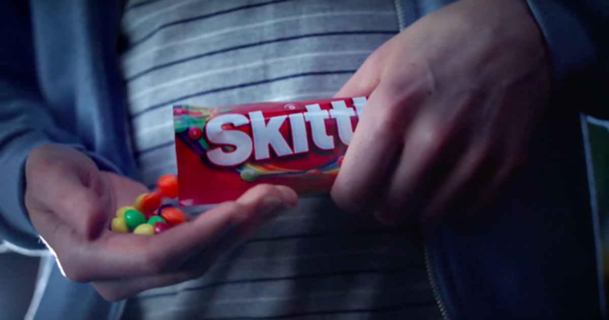 Skittles объединил романтику с грабежом в рекламе для Super Bowl.