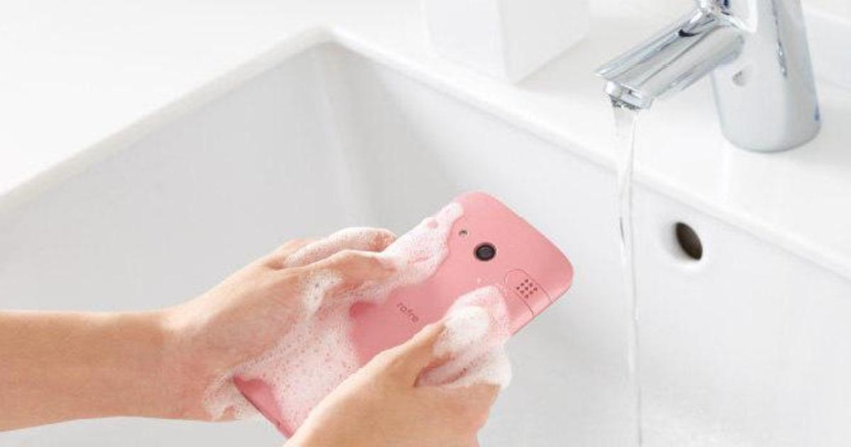 Японцы предложили смартфон, который можно вымыть с мылом.