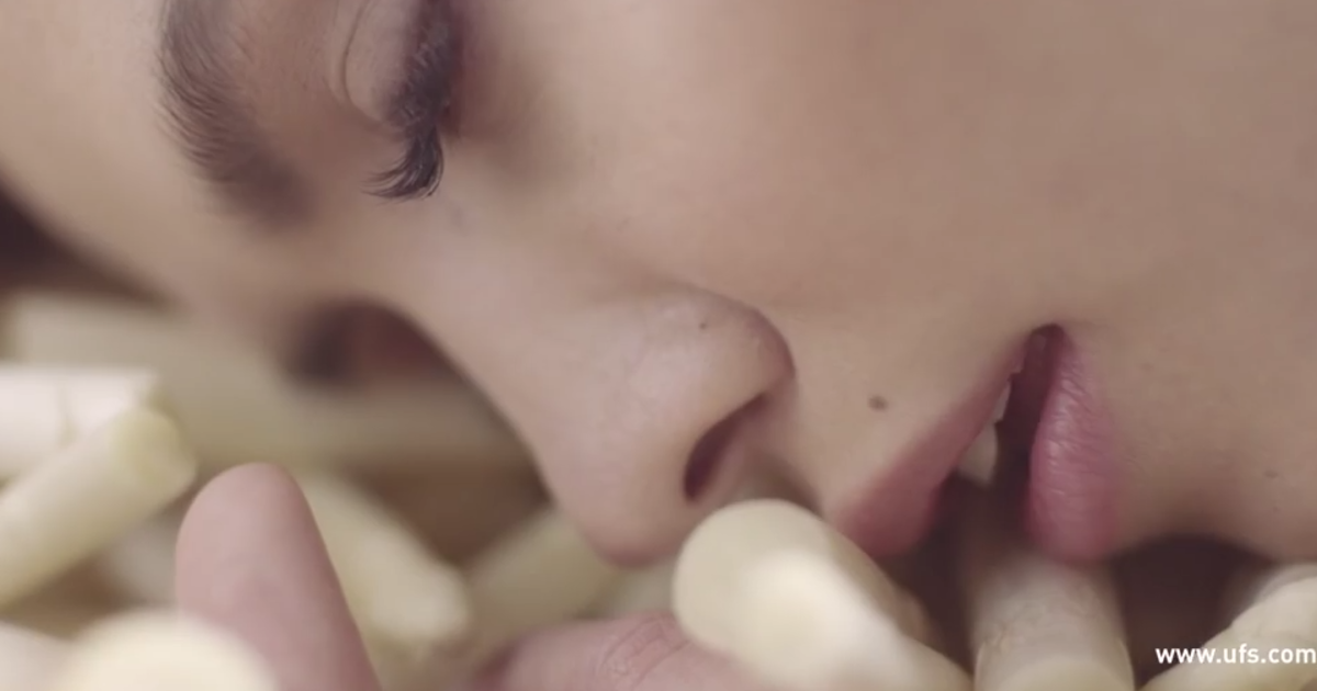 Unilever отметила сезон спаржи эротическим роликом.