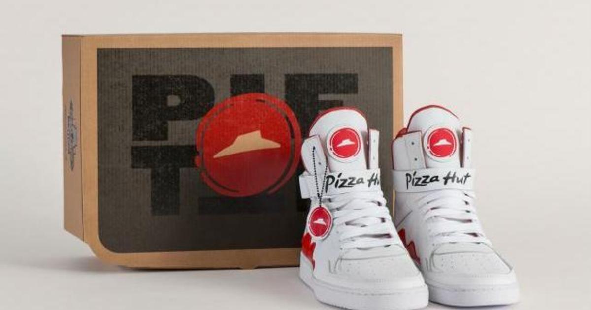 Pizza Hut встроила кнопку в кроссовки для быстрого заказа пиццы.
