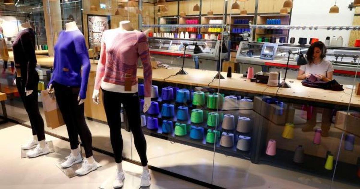 Adidas вяжет созданные покупателем свитера прямо в магазине.