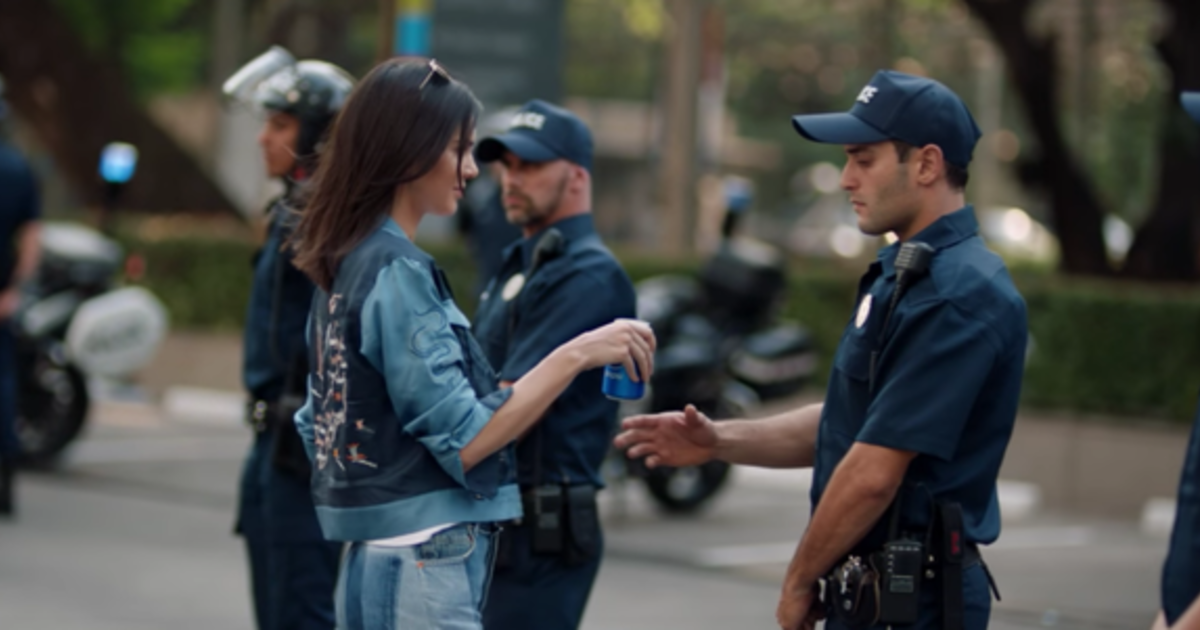 В сетях негативно отреагировали на новую рекламу Pepsi с Кендалл Дженнер.