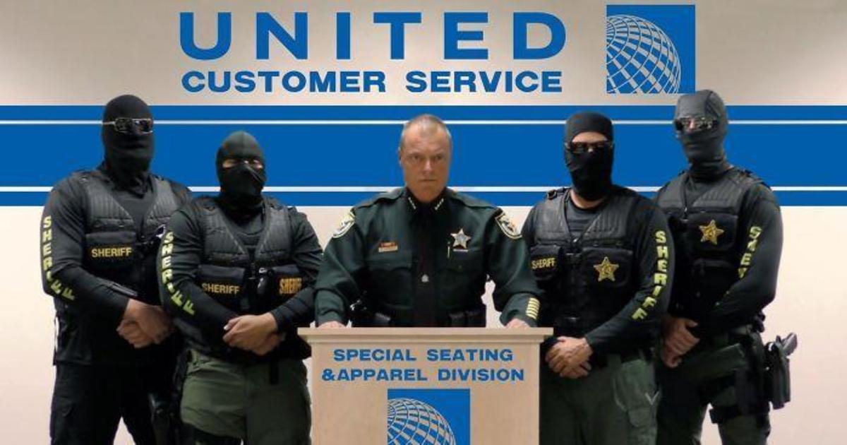Пользователи троллят United Airlines смешными мемами.
