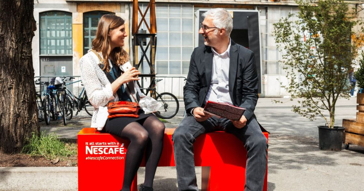 Nescafé придумала скамейку, которая сближает незнакомцев.