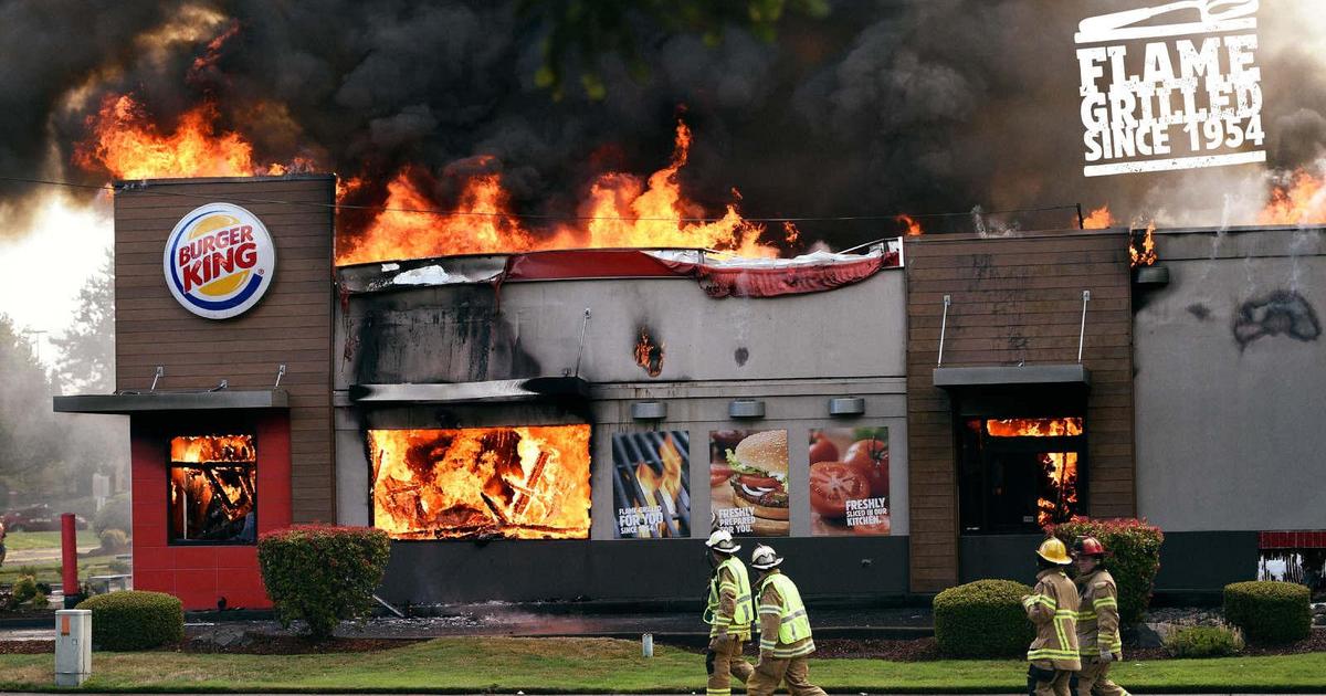 Burger King сжигает свои рестораны в новой рекламной кампании.