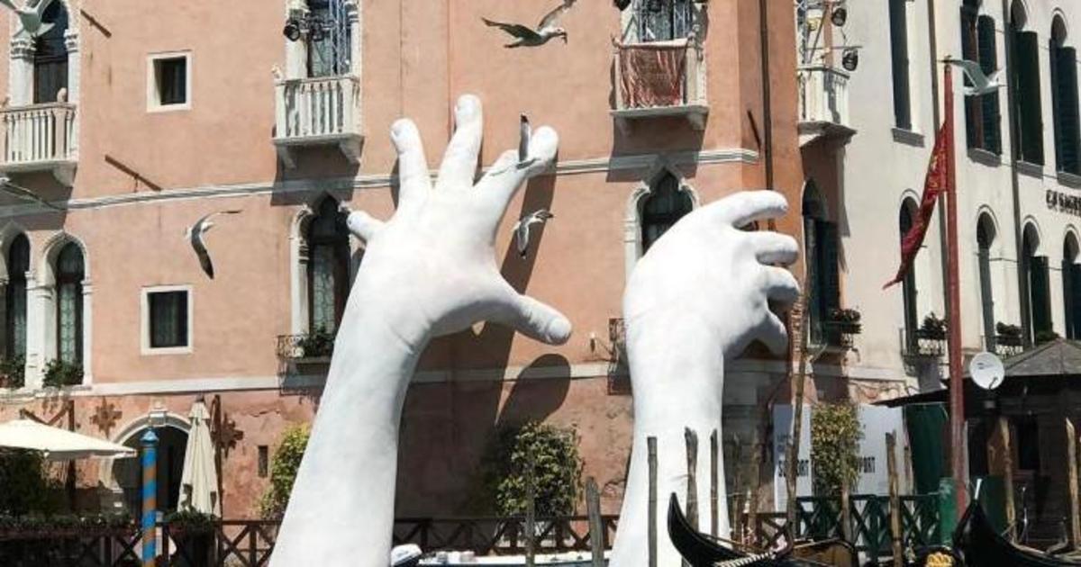 О проблеме глобального потепления сообщили с помощью гигантских рук.
