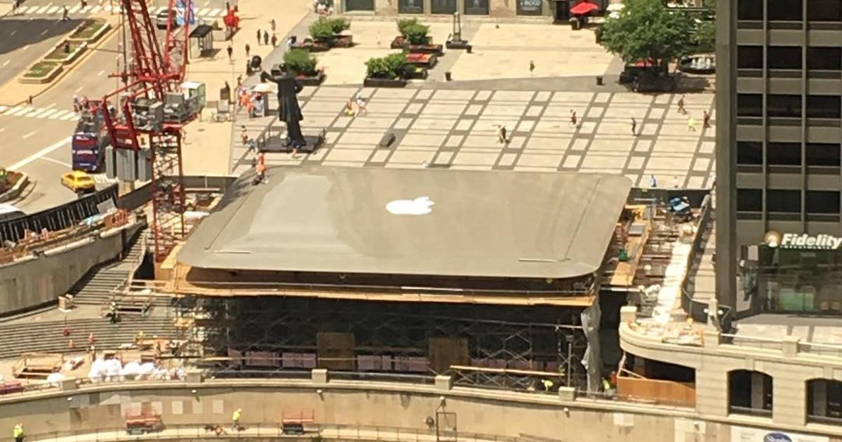 Гигантский MacBook Air украсил крышу нового магазина Apple в Чикаго.