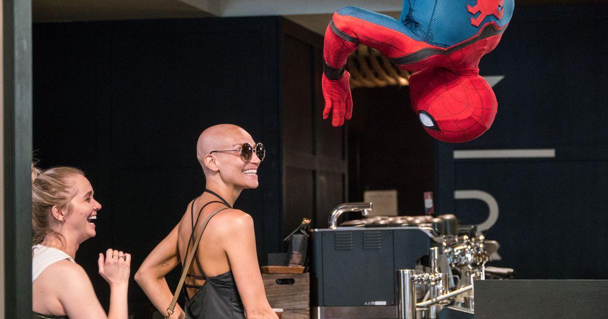 Человек-паук внезапно появился в Starbucks в рамках промо фильма от Sony.