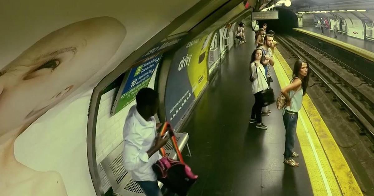 Поезд-невидимка удивил пассажиров в умном рекламном пранке.