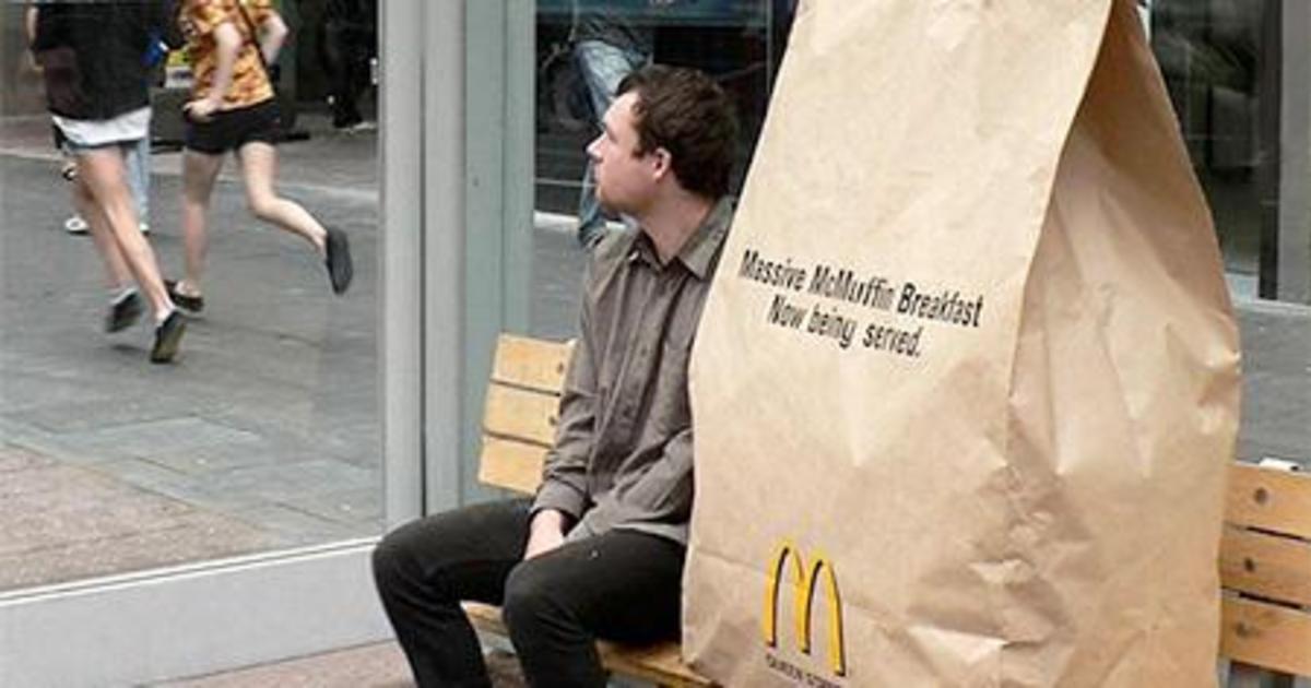 McDonald’s оставил огромные пакеты на улицах Новой Зеландии.