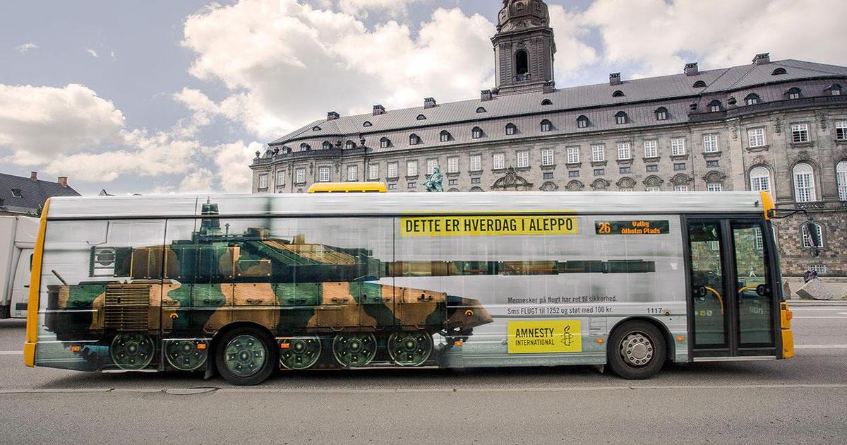 На улицах Копенгагена появились танки от Amnesty International.