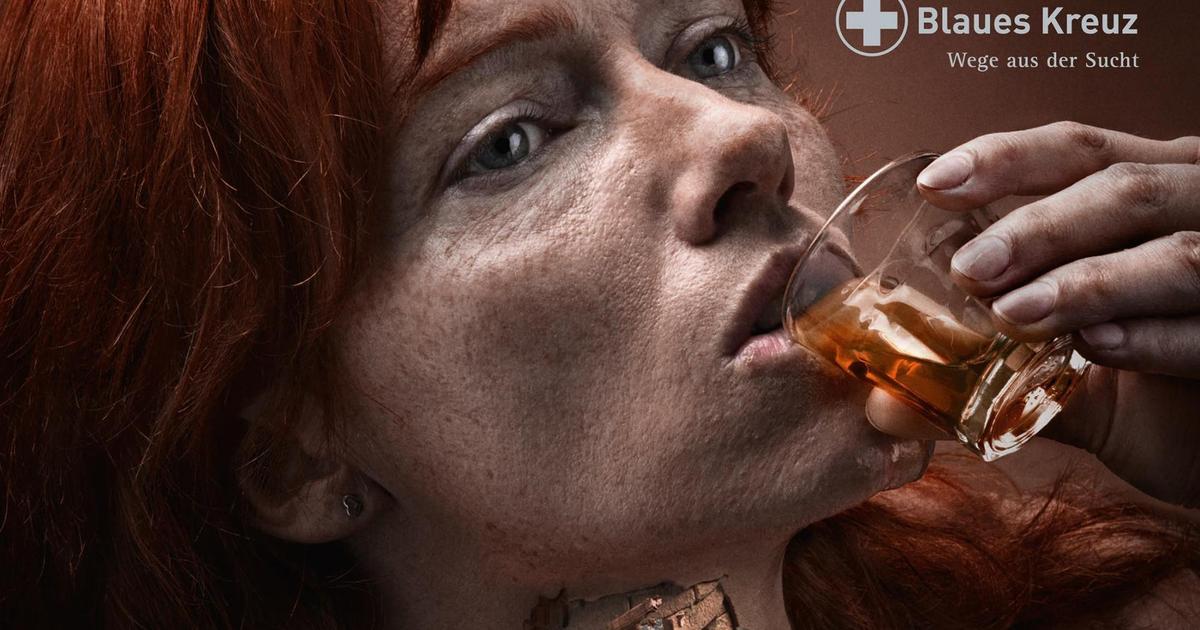 Социальная реклама рассказала о семейной проблеме алкоголизма.