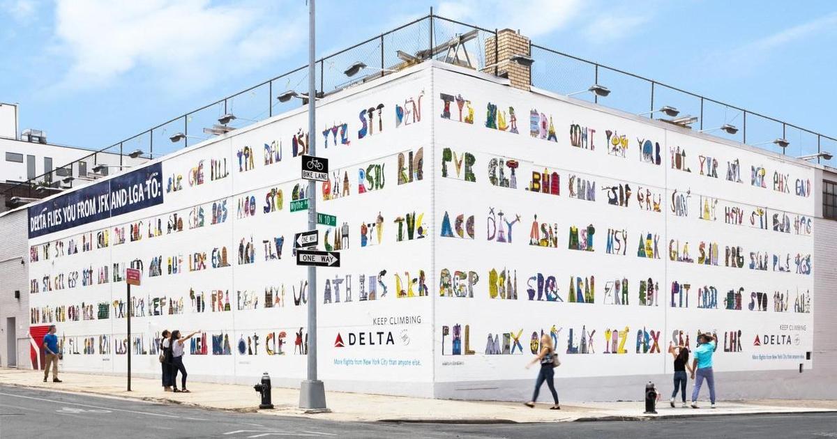 Delta изобразила коды аэропортов на новом мурале в Бруклине.
