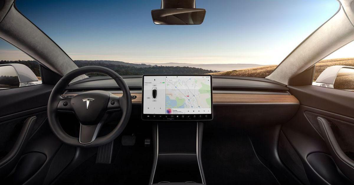 Илон Маск представил новую Tesla Model 3.