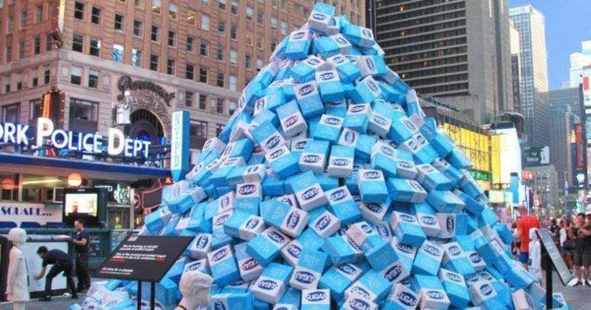 Пирамида из 20 000 кг сахара оставила важное сообщение на Таймс-сквер.