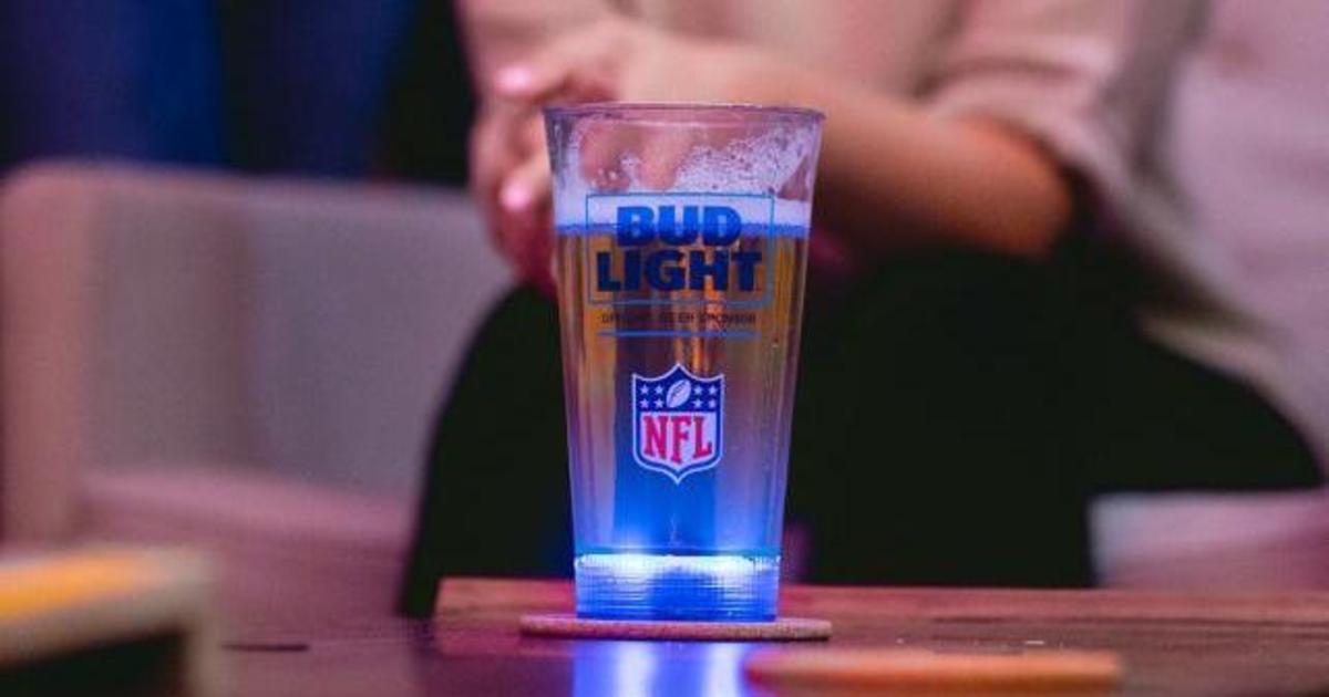 Bud Light выпустил стаканы, которые светятся при тачдаунах.