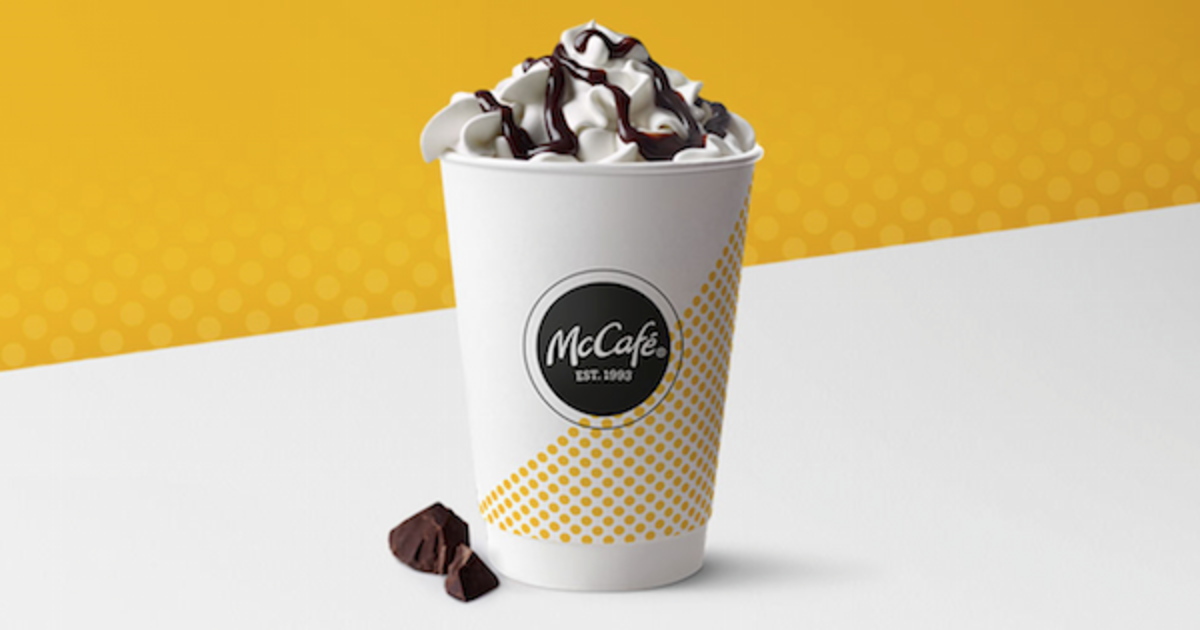 McDonald’s обновил лого, упаковку и меню McCafé, бросив вызов Starbucks.