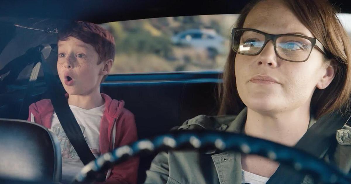 В новой рекламе Hot Wheels мама-экстремал учит сына жизни.