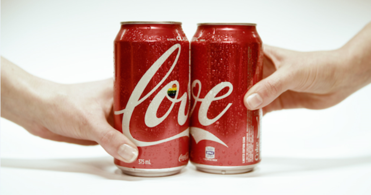 Coca-Cola изменила лого и упаковку в поддержку однополых браков.
