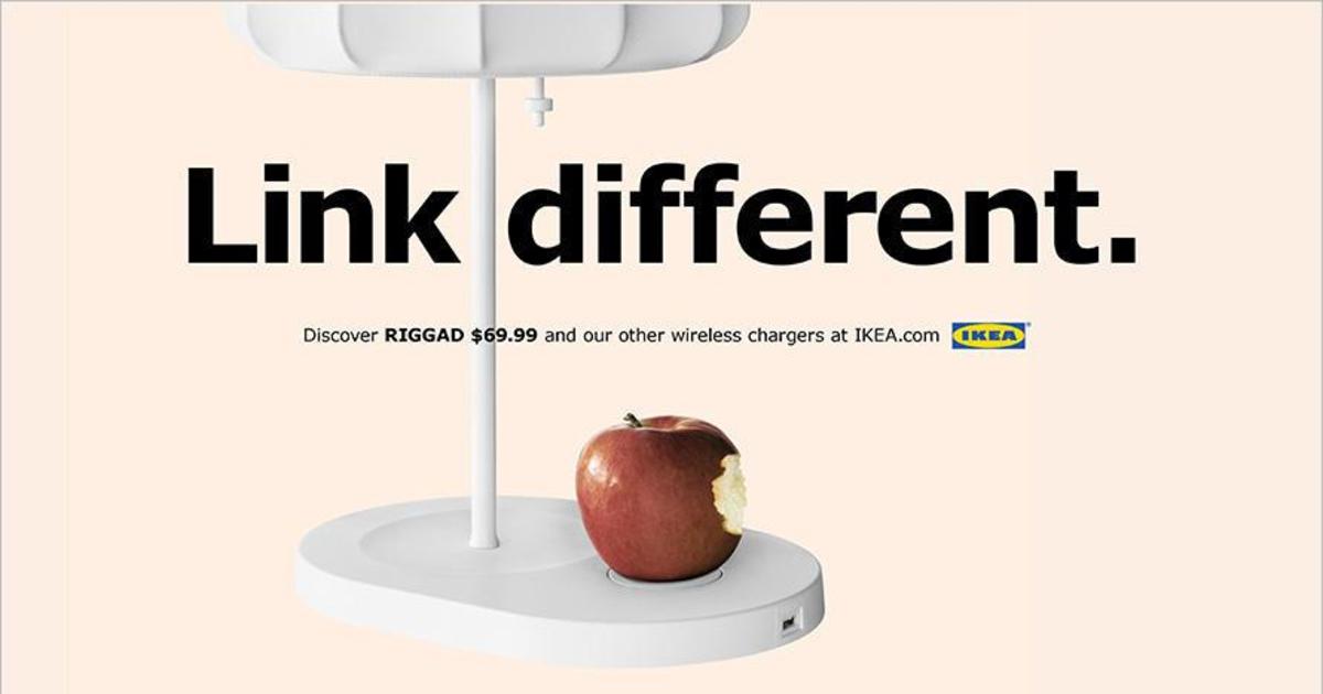 IKEA пошутила над Apple в рекламе своей лампы с беспроводной зарядкой.