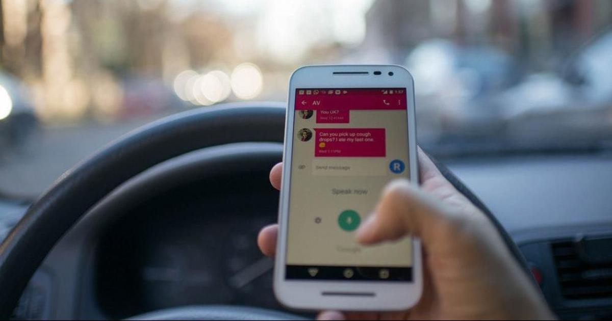 AI предупреждает водителей, которые пользуются смартфоном за рулем.