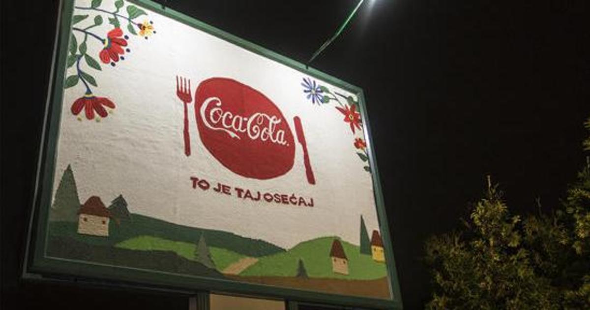 Для Coca-Cola в Сербии связали билборд.
