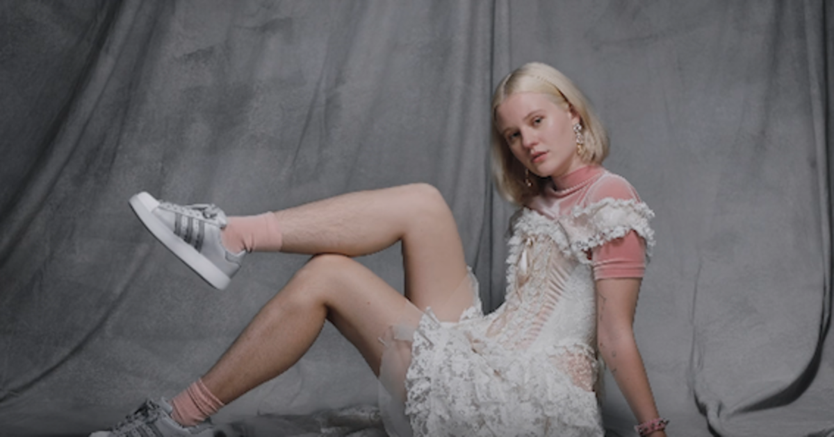 Шведской модели угрожают изнасилованием за фото небритых ног для Adidas.