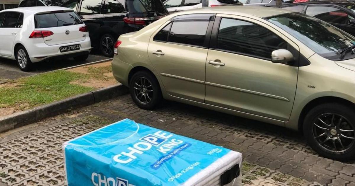 Uber раскидал гигантские упаковки салфеток по Сингапуру.