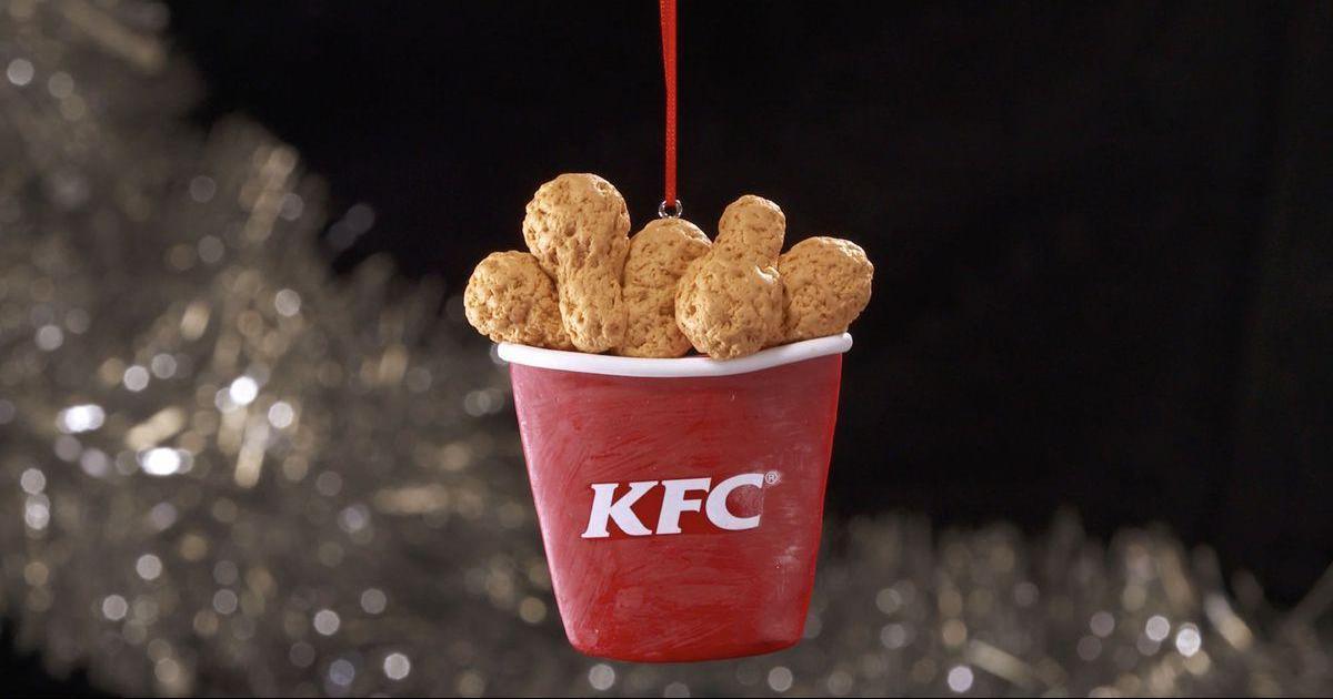 KFC выпустил елочные украшения в форме куриных ножек.