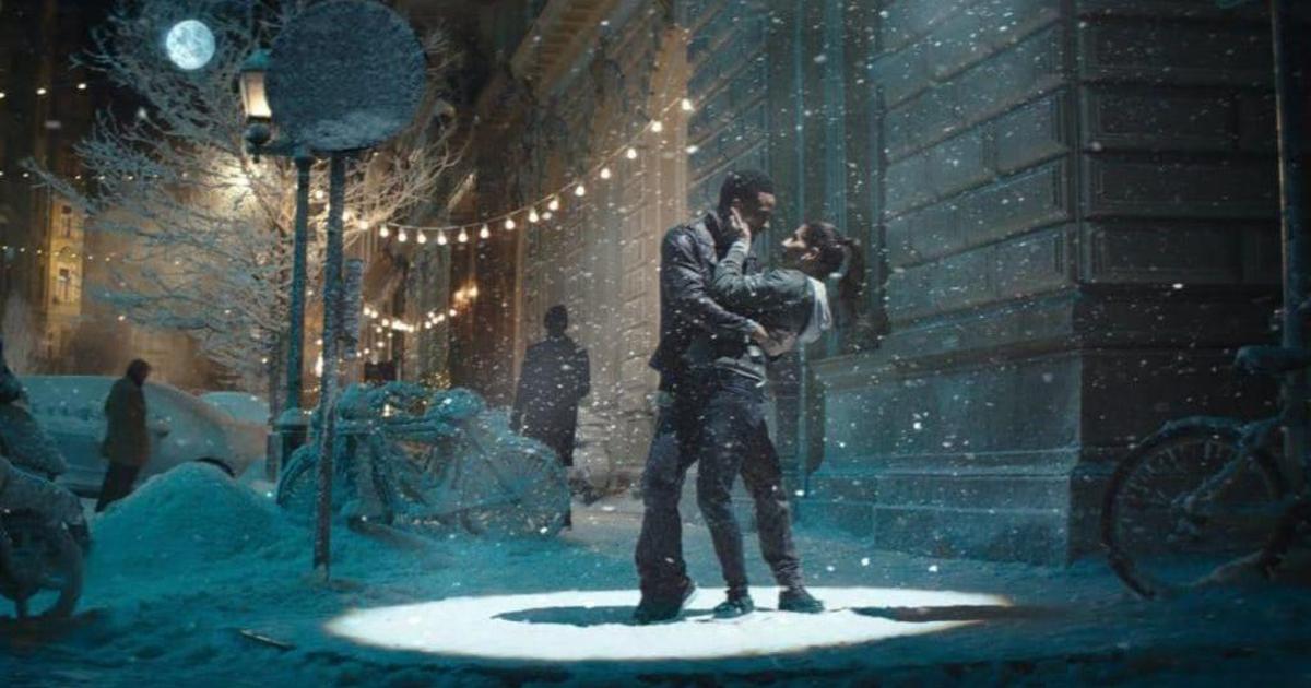 Apple показала романтическую историю в танце в рождественском ролике.