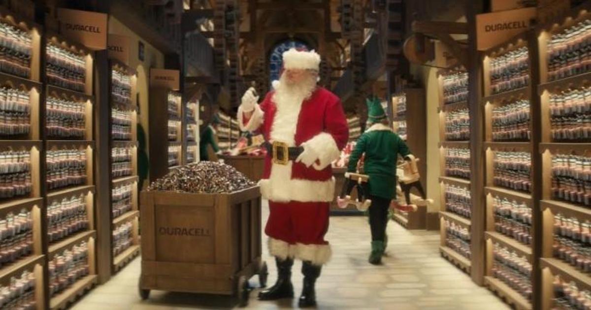 Санта остался без работы и саней в рождественской рекламе Duracell.