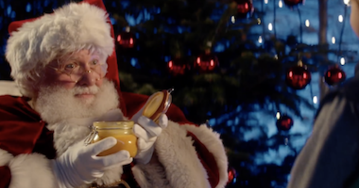 Санту посадили на диету в рождественской рекламе супермаркета.