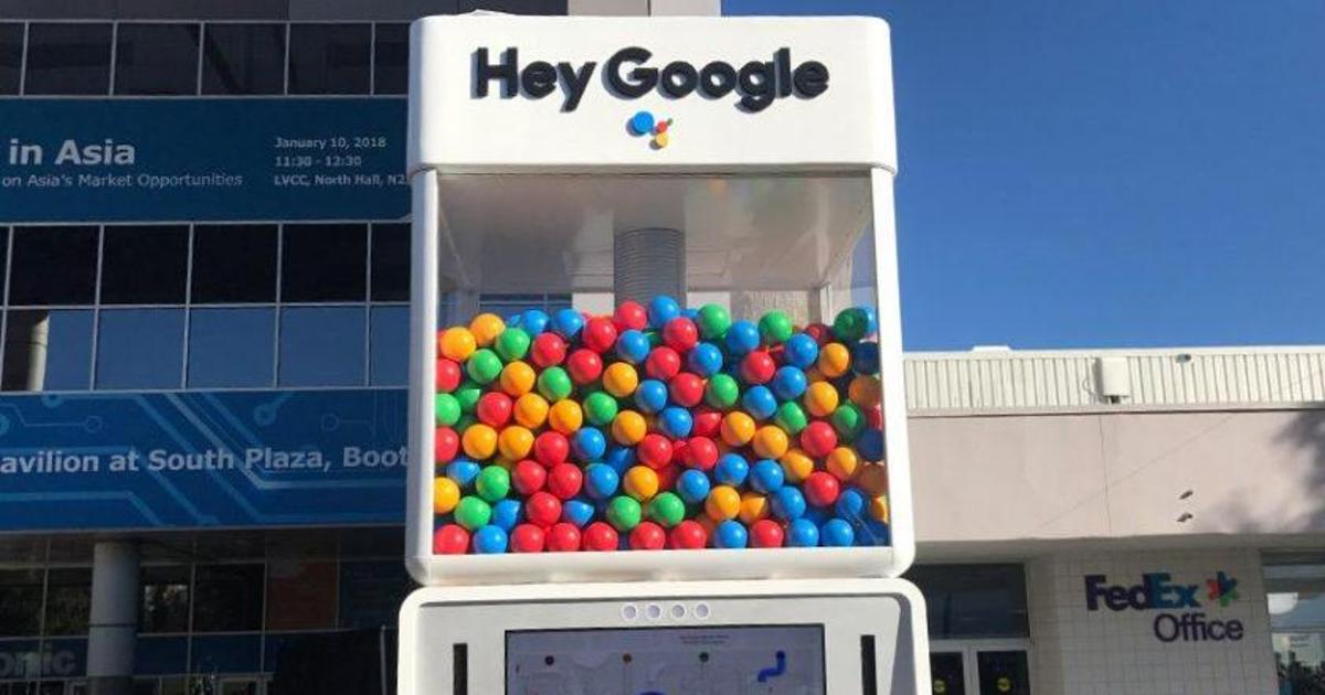 Google продвигает digital-помощника на CES с помощью гигантского автомата.